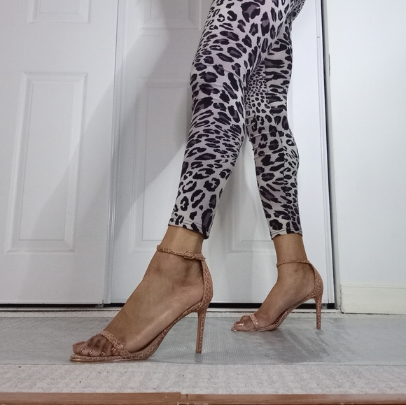 Women's banana republic tan/nude cheetah print strappy heels - Picture 3 of 15